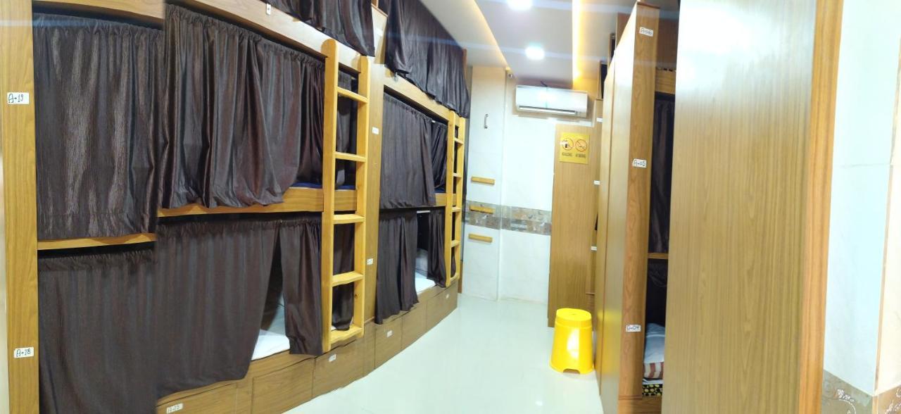 Super Dormitory Ac Deluxe Mumbai Exterior photo