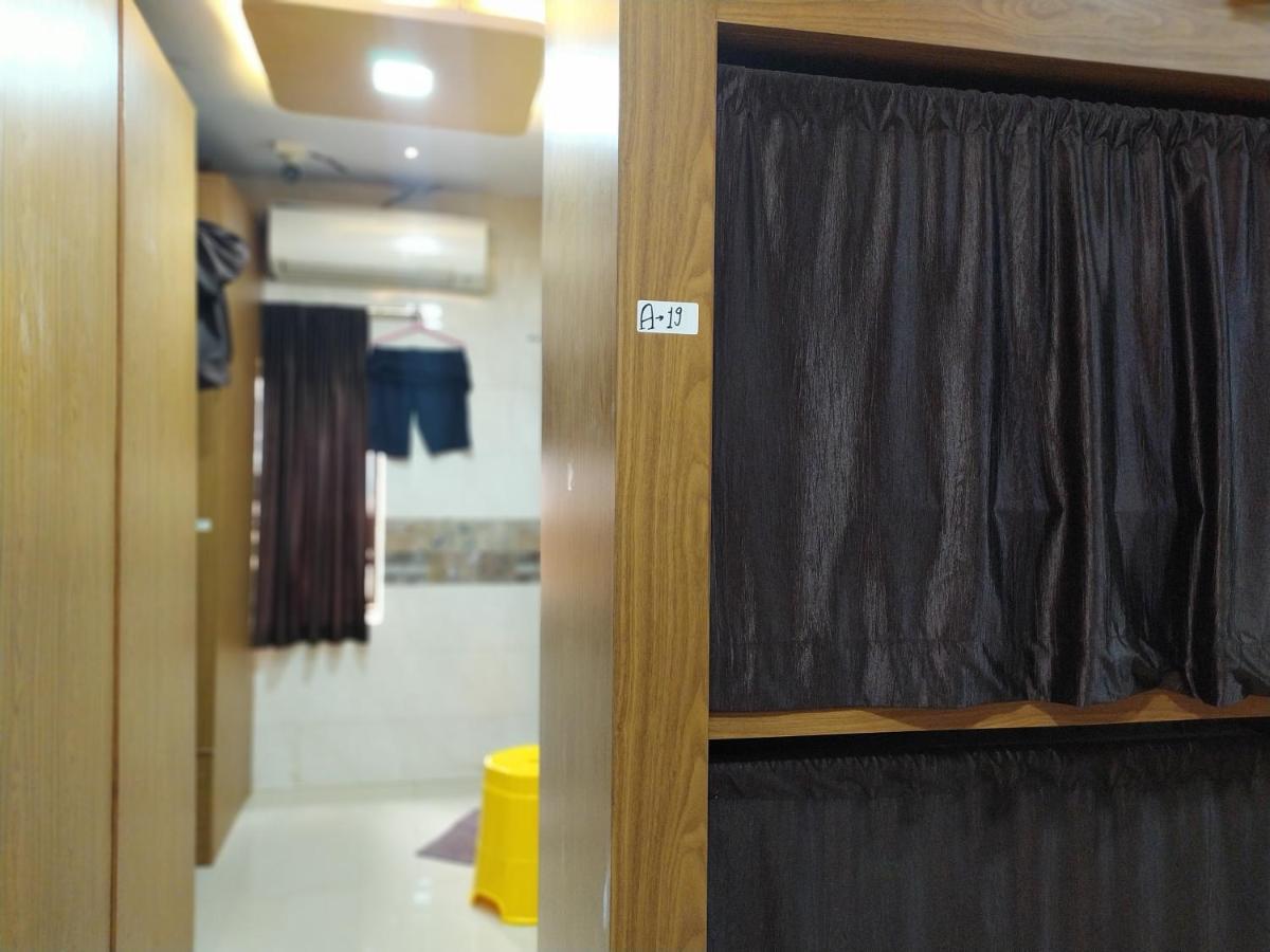 Super Dormitory Ac Deluxe Mumbai Exterior photo