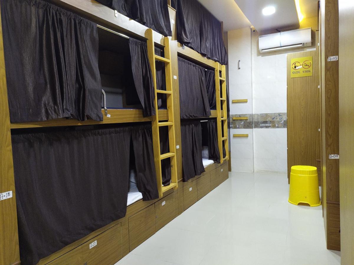 Super Dormitory Ac Deluxe Mumbai Exterior photo